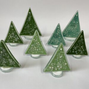 Små juletræer på glasfod