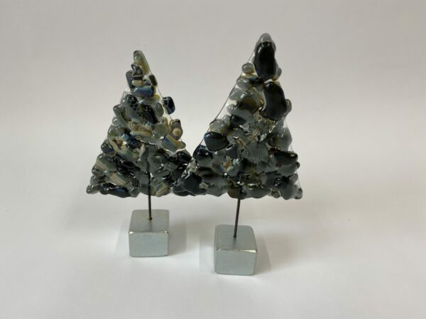 Sorte juletræer med metalfod