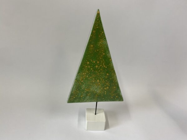 Stor grøn juletræ med guldglimmer